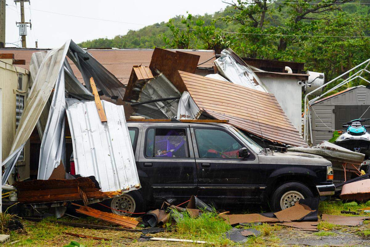 Vista de un vehículo dañado después de que la tormenta tropical Ernesto azotara Fajardo, Puerto Rico, el 14 de agosto de 2024. Foto de JAYDEE LEE SERRANO/AFP vía Getty Images