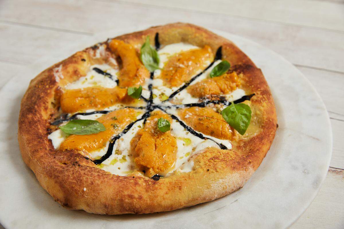 La pizza de erizo de mar y burrata ya está en el menú del Noma Beach at Redfish.