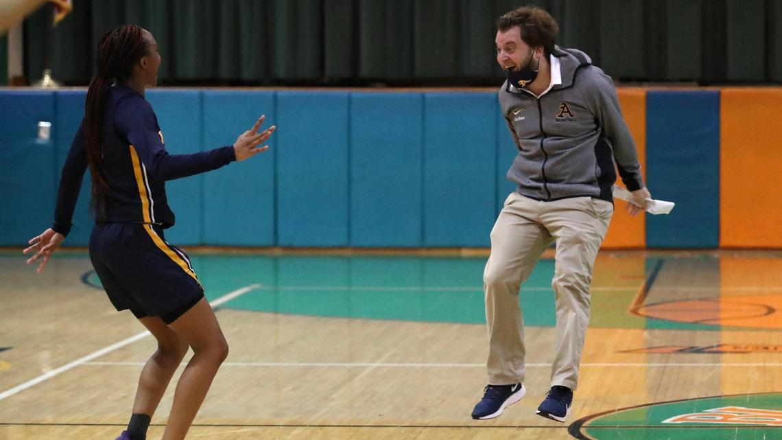 Heritage’s Farias, Aquinas’ Berens, WA’s Wallhoff Broward girls’ basketball coaches of year