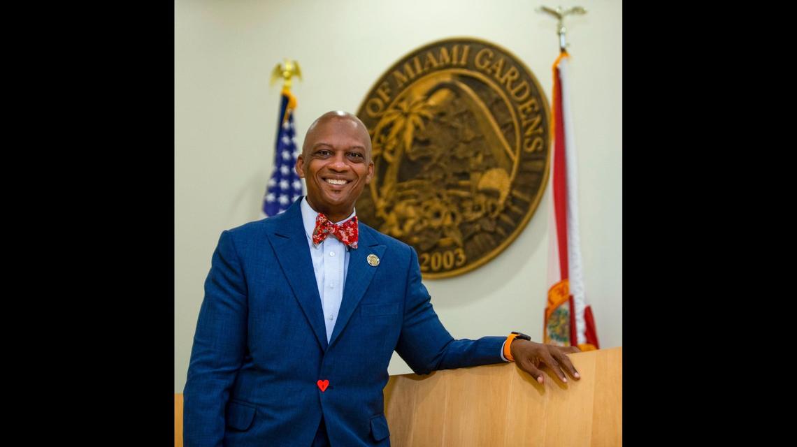 Oliver Gilbert, alcalde de Miami Gardens, en el ayuntamiento local.