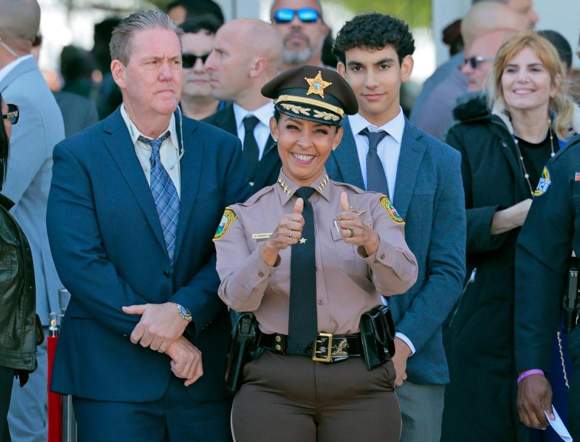 La sheriff de Miami-Dade, Rosie Cordero-Stutz, saluda a la multitud que asiste a la ceremonia de pase de revista en la Facultad de Justicia del Miami-Dade College el 7 de enero de 2025.