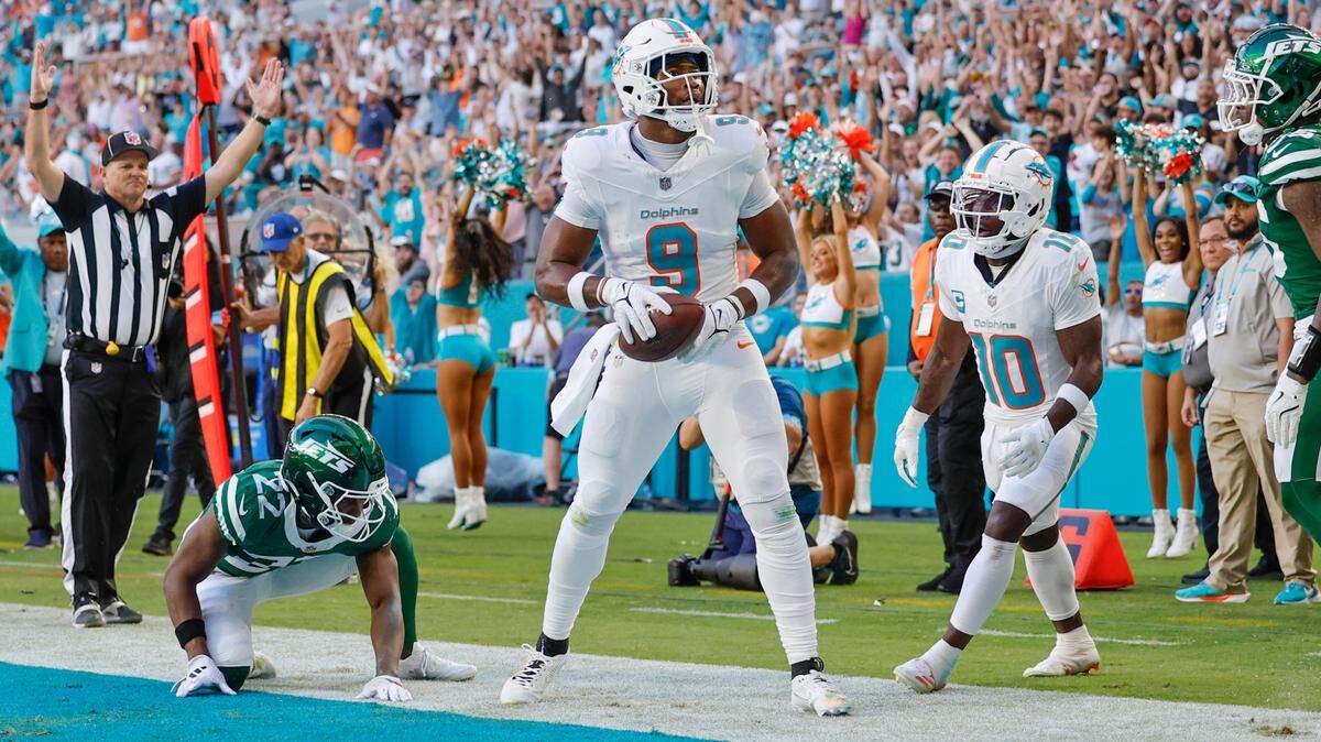Miami Dolphins tight end Jonnu Smith (9) reacts after his overtime touchdown against the New York Jets to win the game at the Hard Rock Stadium in Miami Gardens, Florida on Sunday, December 8, 2024.