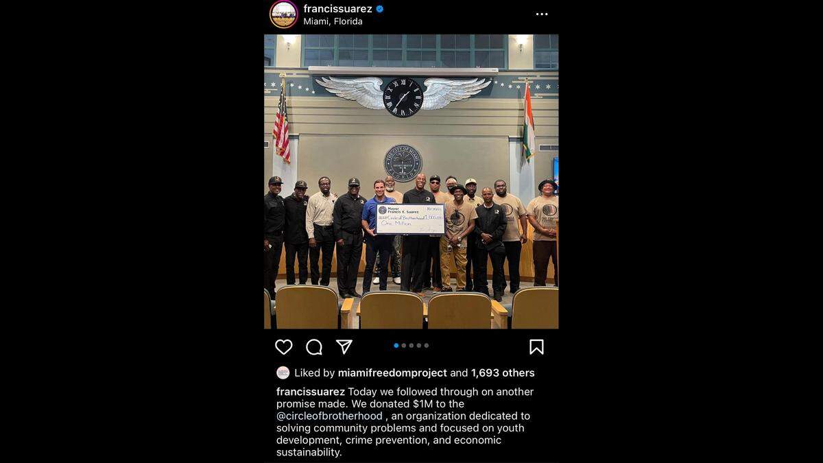 La Comisión de Miami renegó de su promesa de darle $1 millón a Circle of Brotherhood, una organización sin ánimo de lucro de Miami centrada en el empoderamiento de las comunidades afroamericanas. En la imagen, el alcalde de Miami, Francis Suárez (en el centro a la izquierda) y el director ejecutivo de Circle of Brotherhood, Lyle Muhammad, en octubre de 2021, cuando se prometió por primera vez $1 millón. Captura de pantalla de Instagram