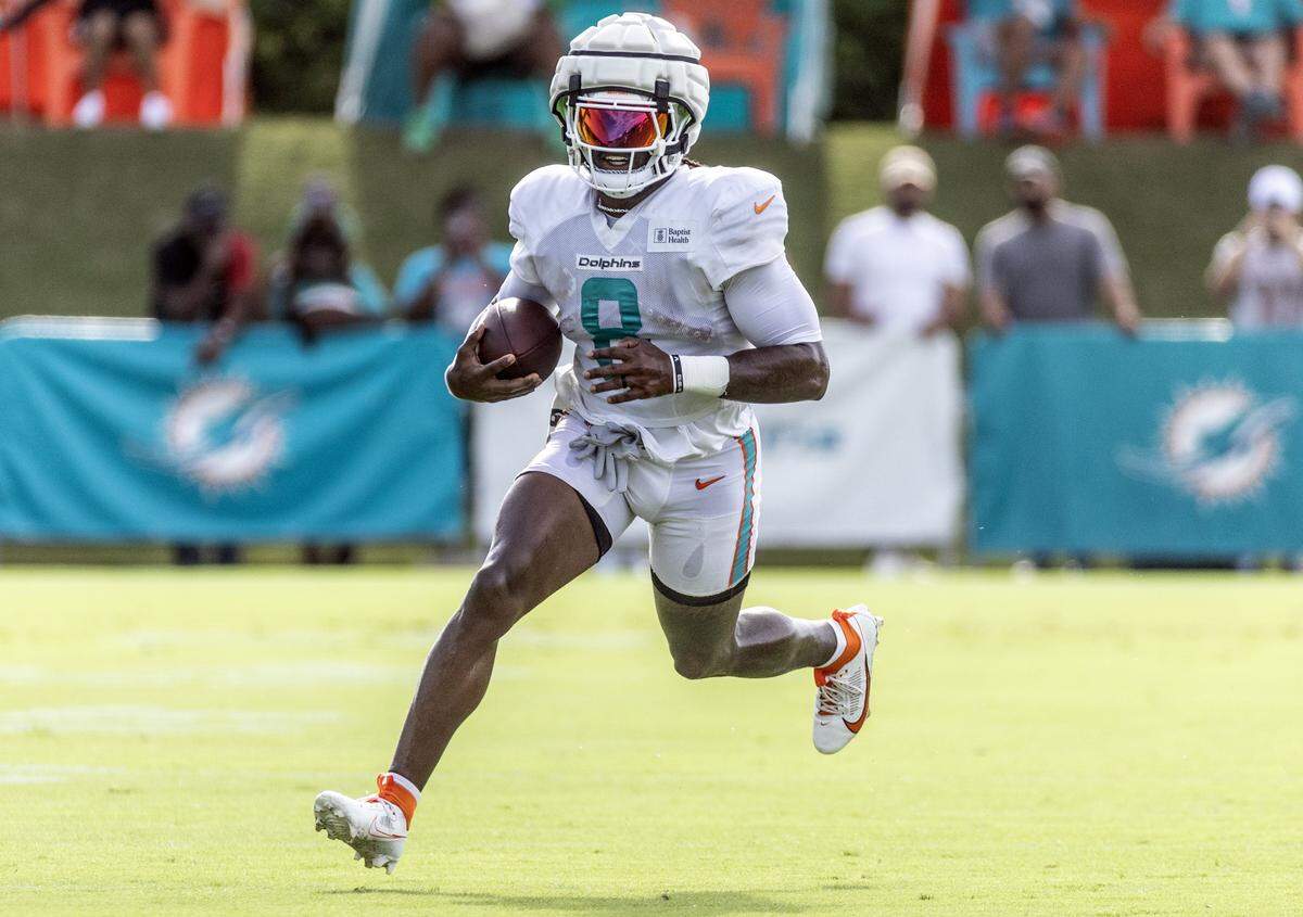 Miami Dolphins running back Alexander Mattison (8) runs through practice drills at the Miami Dolphins Training Camp 
