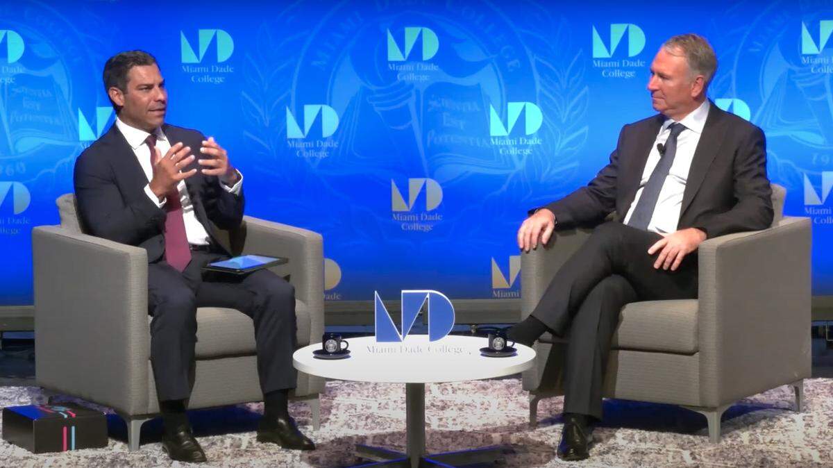 El alcalde Francis Suárez (izquierda), entrevista al presidente ejecutivo de Citadel, Ken Griffin, en un acto organizado por el Economic Club of Miami en el Miami Dade College en 2022.