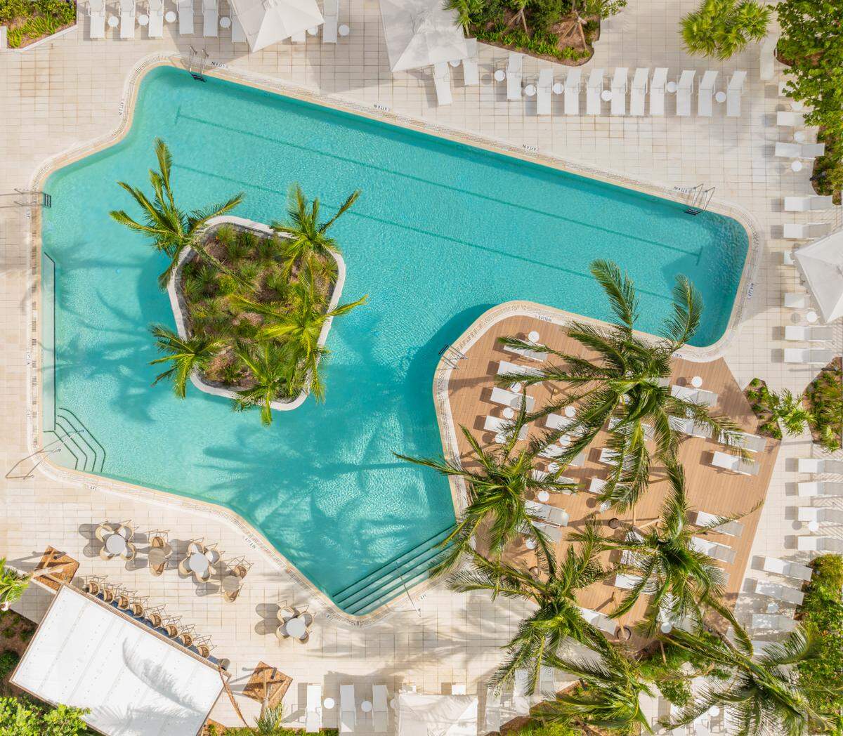 Spending the day at this pool? Yes please.