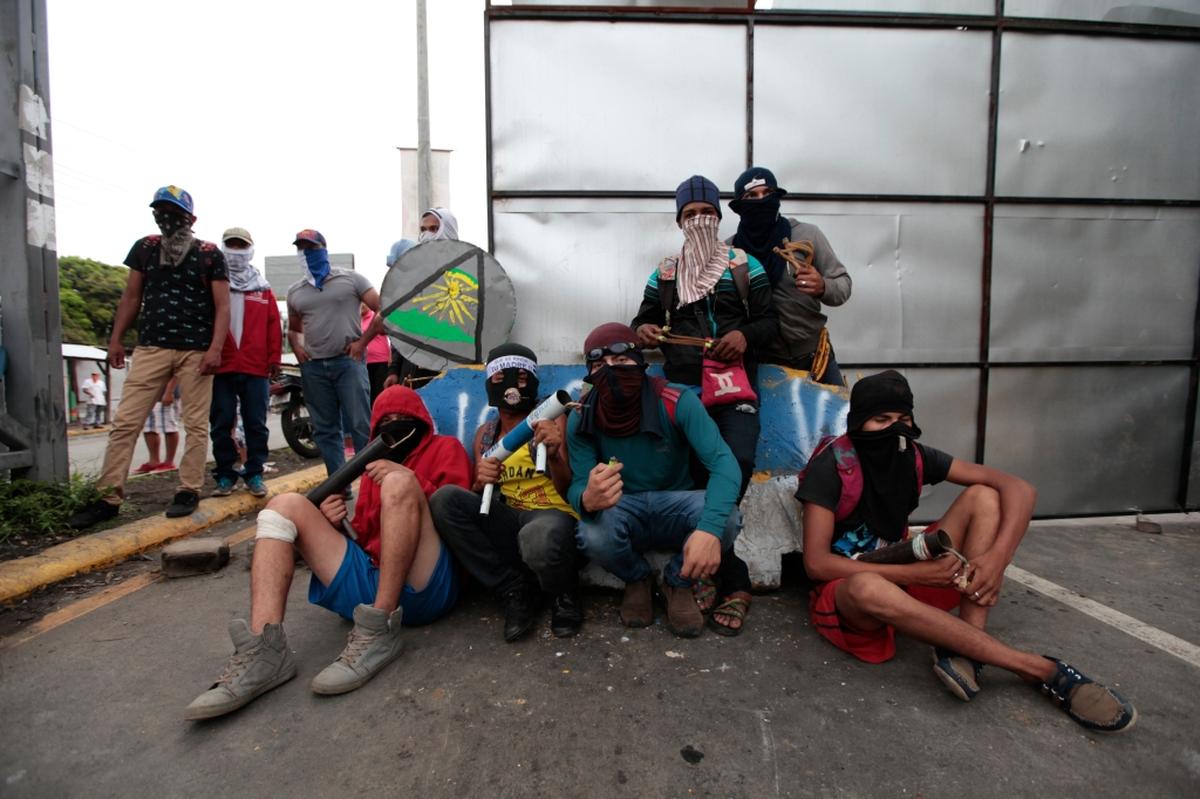 Protesters at the Ticuantepe roadblock in Managua, Nicaragua, on June 6, 2018. Barricades set up by protesters prevent cars from traveling between Managua and Masaya.