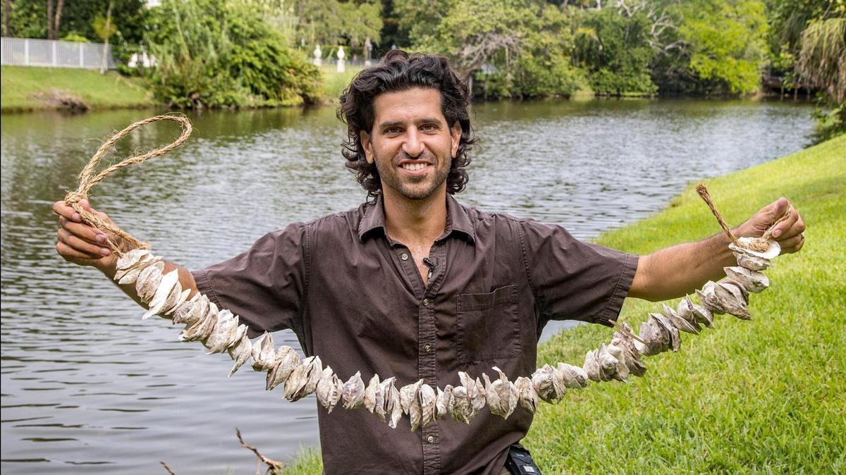 Alberto “Tico” Aran, fundador de Watershed Action Lab, muestra una colección de conchas de ostras de restaurantes locales mientras habla del Native Oyster Restoration Project to Biscayne Bay, que él lidera, para mejorar la calidad del agua que llega a la bahía y como una herramienta para mitigar las floraciones de algas, en una imagen del 8 de octubre de 2021.