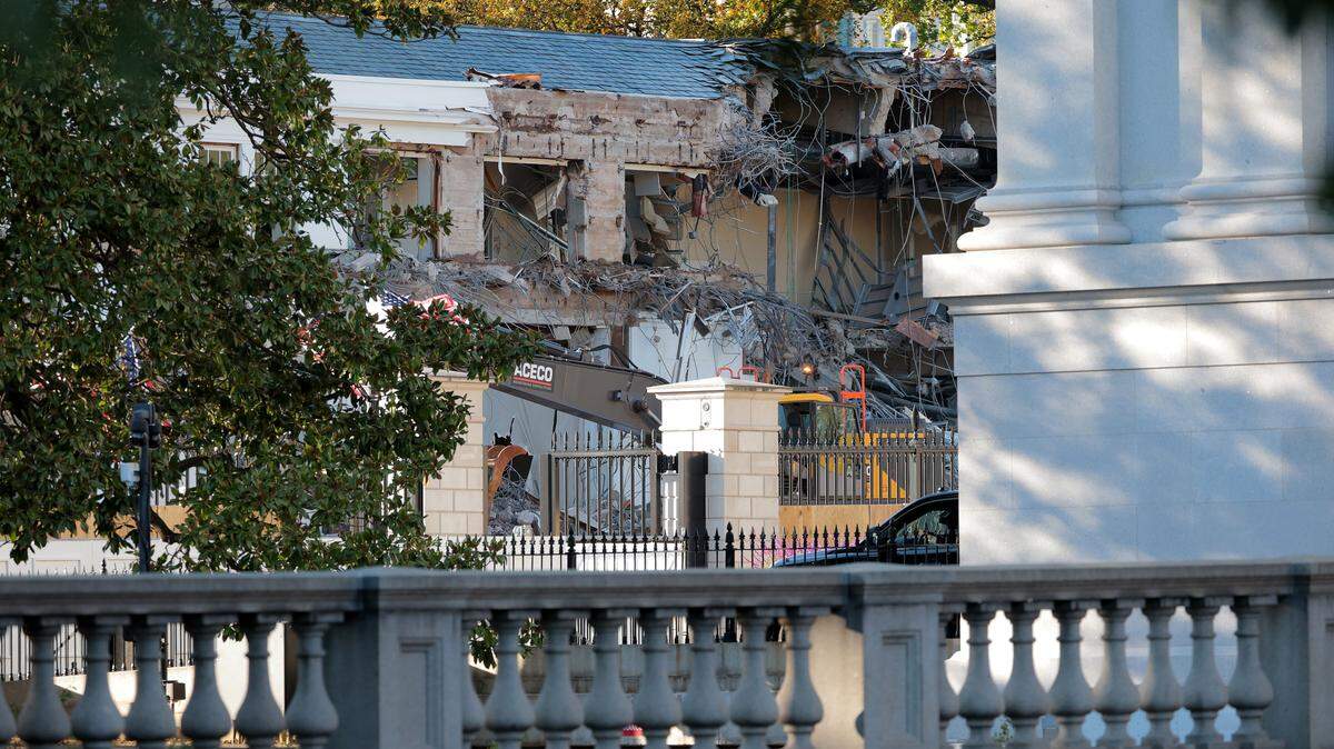 WASHINGTON, DC - OCTOBER 20: The facade of the East Wing of the White House is demolished by work crews on October 20, 2025 in Washington, DC. The demolition is part of U.S. President Donald Trump's plan to build a ballroom reportedly costing $250 million on the eastern side of the White House. (Photo by Kevin Dietsch/Getty Images)