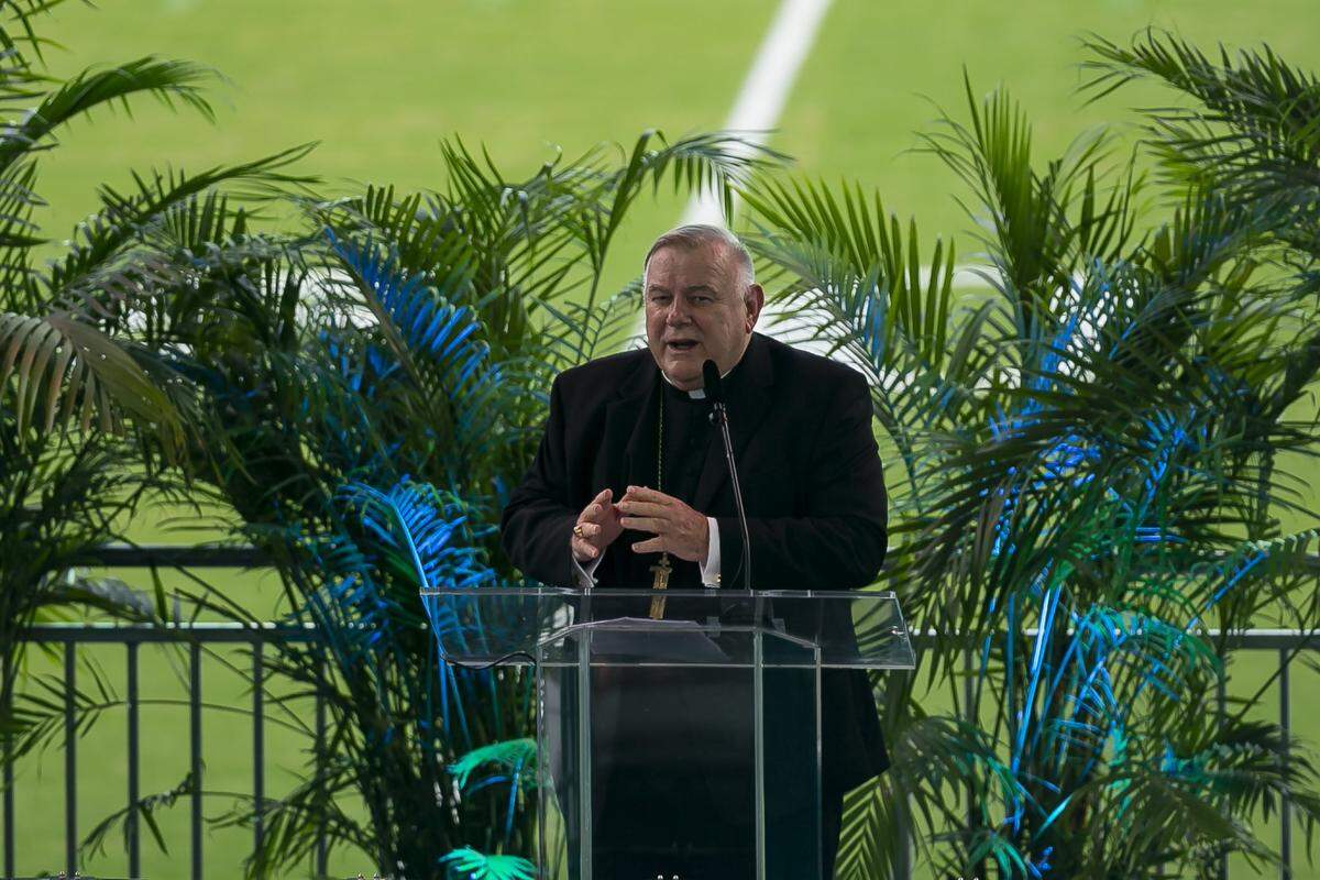 El arzobispo Thomas Wenski habla durante el evento Don Shula Celebration of Life organizado por los Miami Dolphins en el Hard Rock Stadium el sábado 2 de octubre de 2021.