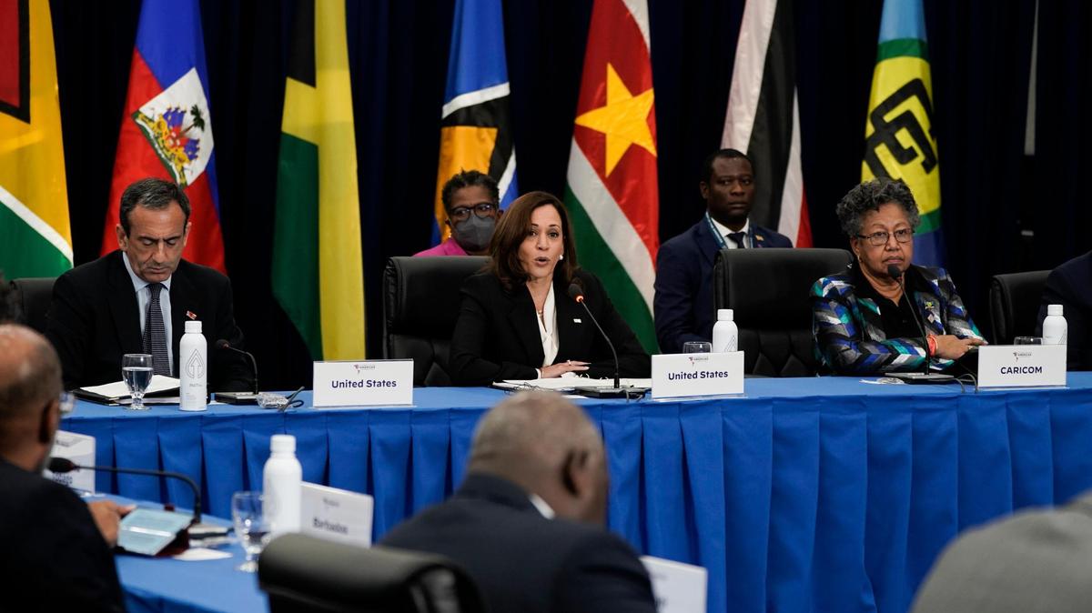 La vicepresidenta Kamala Harris, centro, está flanqueada por su asesor de seguridad nacional, el Dr. Phil Gordon, a la izquierda, y la secretaria general de CARICOM, Dra. Carla Barnett, durante una reunión con líderes caribeños en la Cumbre de las Américas en Los Ángeles, el jueves 9 de junio de 2019. 2022. (Foto AP/Jae C. Hong)