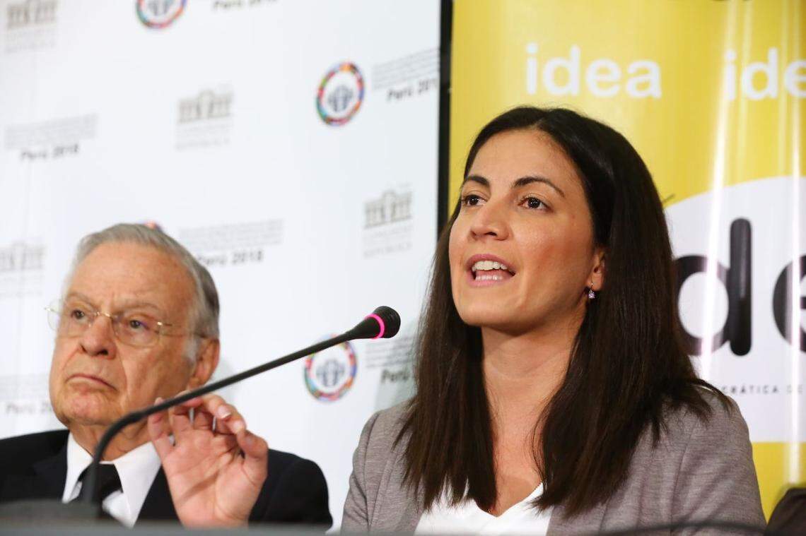 Activista cubana Rosa María Payá con el expresidente de Costa Rica, Miguel Ángel Rodríguez, en Lima, Perú.
