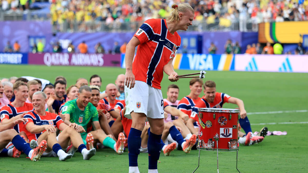 EAST RUTHERFORD, NEW JERSEY - JULY 05: Erling Haaland #9 of Norway leads teammates in the Viking Row to celebrate the 2-1 victory during the FIFA World Cup 2026 Round of 16 match between Brazil and Norway at New York New Jersey Stadium on July 05, 2026 in East Rutherford, New Jersey. (Photo by Elsa/Getty Images)