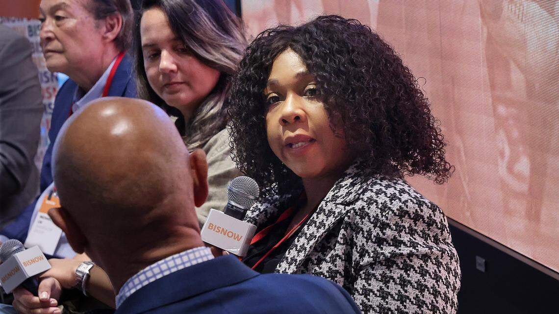 Joann Milord, presidenta y directora ejecutiva del Little Haiti Revitalization Trust (a la derecha), participa en un panel durante la conferencia de Bisnow sobre el futuro de Little Haiti y Little River, la cual reunió a desarrolladores, líderes comunitarios, propietarios de negocios y responsables políticos para debatir sobre la reurbanización, la inversión y la preservación en estos barrios en rápida transformación.