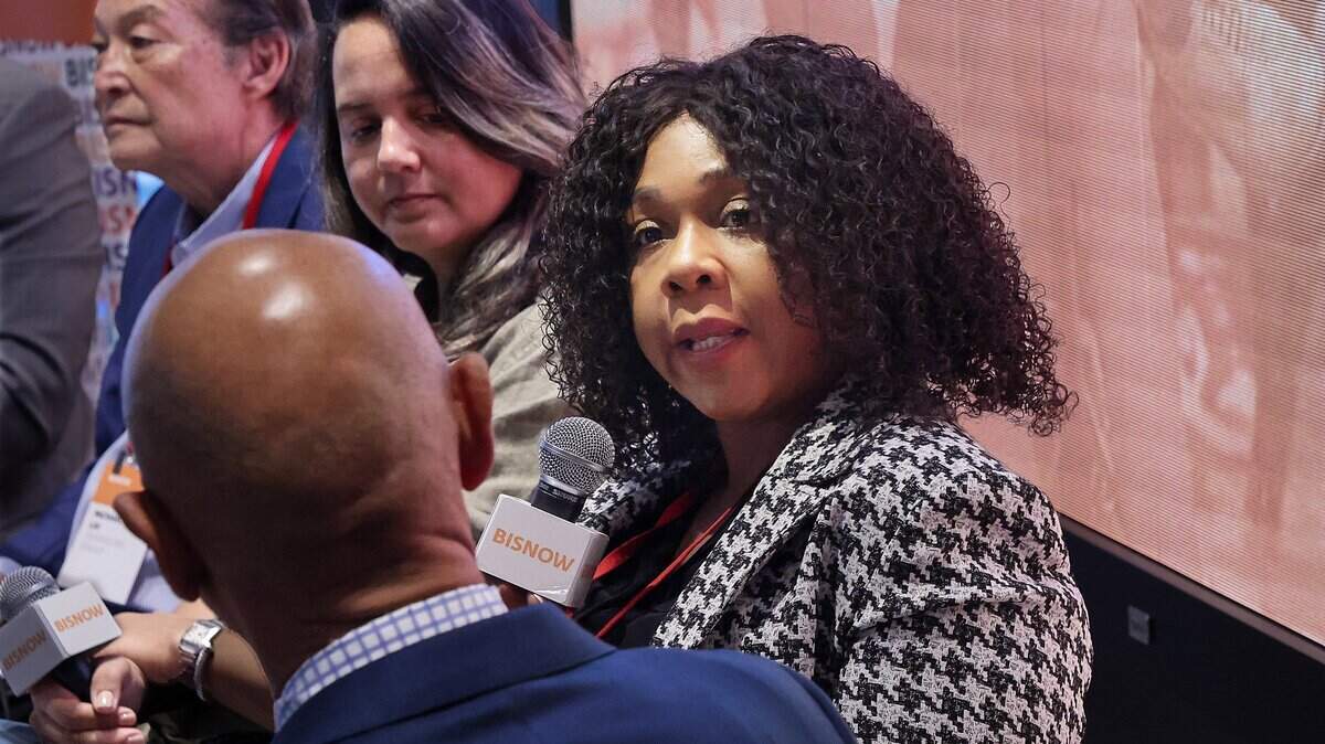 Joann Milord, presidenta y directora ejecutiva del Little Haiti Revitalization Trust (a la derecha), participa en un panel durante la conferencia de Bisnow sobre el futuro de Little Haiti y Little River, la cual reunió a desarrolladores, líderes comunitarios, propietarios de negocios y responsables políticos para debatir sobre la reurbanización, la inversión y la preservación en estos barrios en rápida transformación.