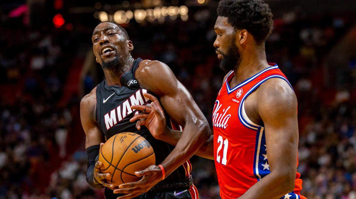 El centro del Heat, Bam Adebayo (13), es defendido por Joel Embiid, de Filadelfia, durante el segundo cuarto de un partido celebrado el 5 de marzo de 2022 en el FTX Arena de Miami.