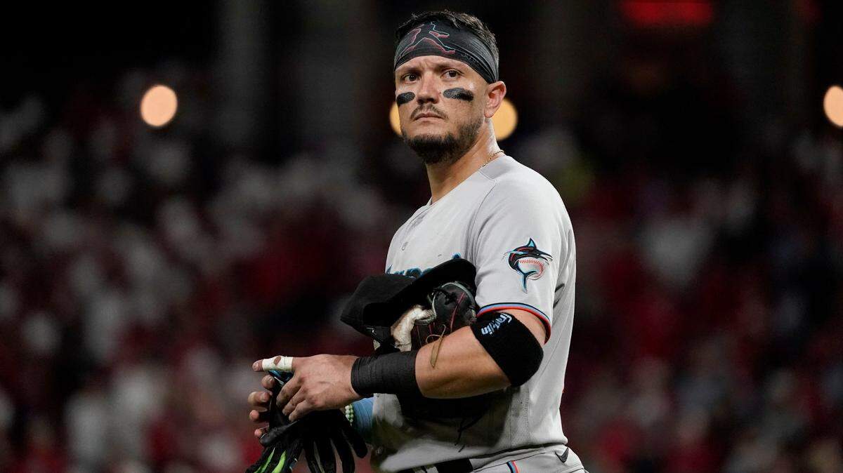 Miami Marlins shortstop Miguel Rojas (19) plays during the a baseball game against the Cincinnati Reds Thursday, Aug. 19, 2021, in Cincinnati. (AP Photo/Jeff Dean)