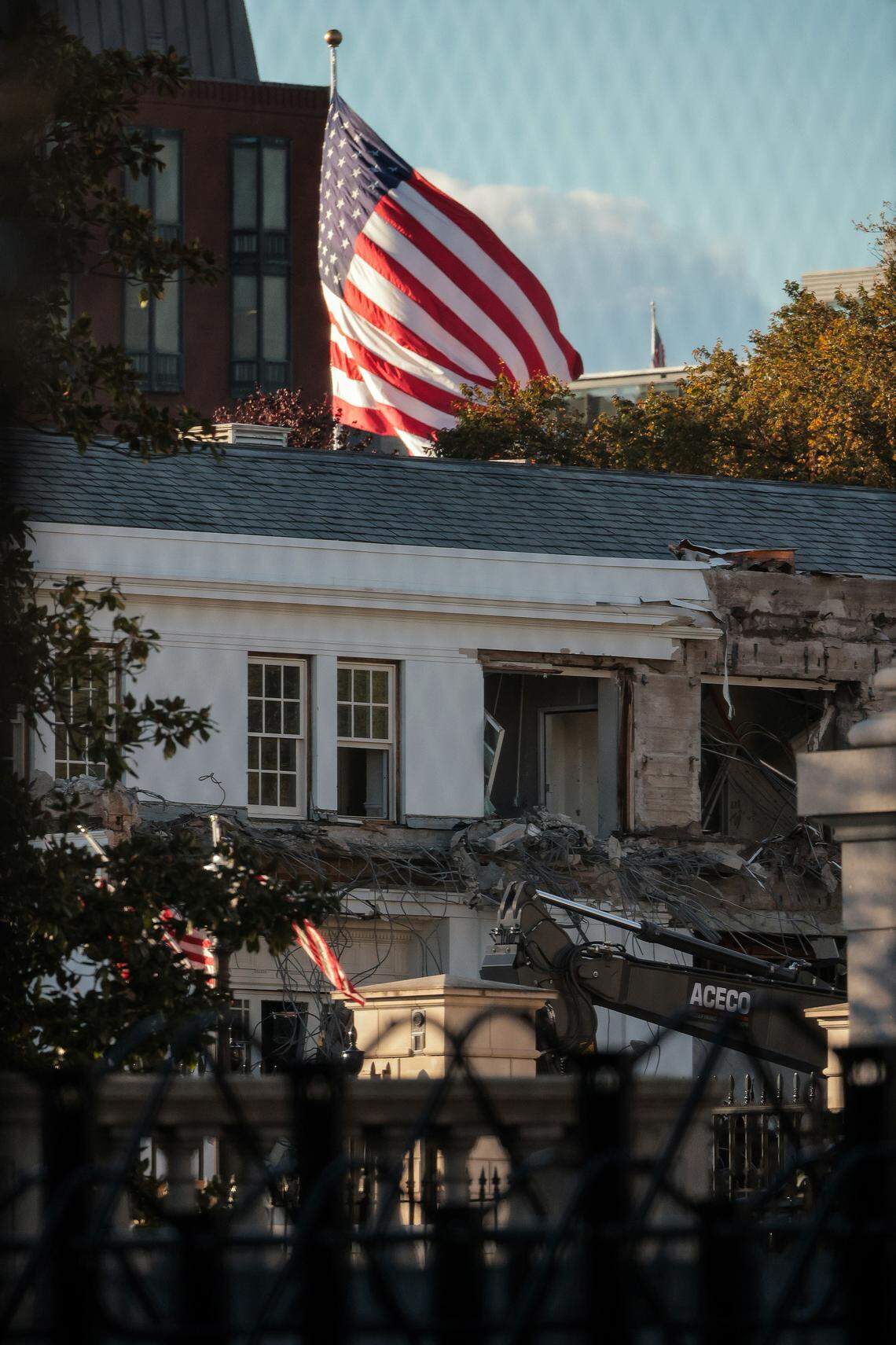 WASHINGTON, DC - OCTOBER 20: The facade of the East Wing of the White House is demolished by work crews on October 20, 2025 in Washington, DC. The demolition is part of U.S. President Donald Trump's plan to build a ballroom reportedly costing $250 million on the eastern side of the White House. (Photo by Kevin Dietsch/Getty Images)