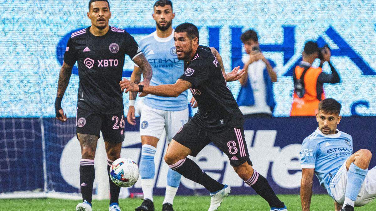 El volante del Inter Miami, Alejandro Pozuelo, conduce el balón ante el New York City FC en el Yankee Stadium el 23 de julio de 2022.