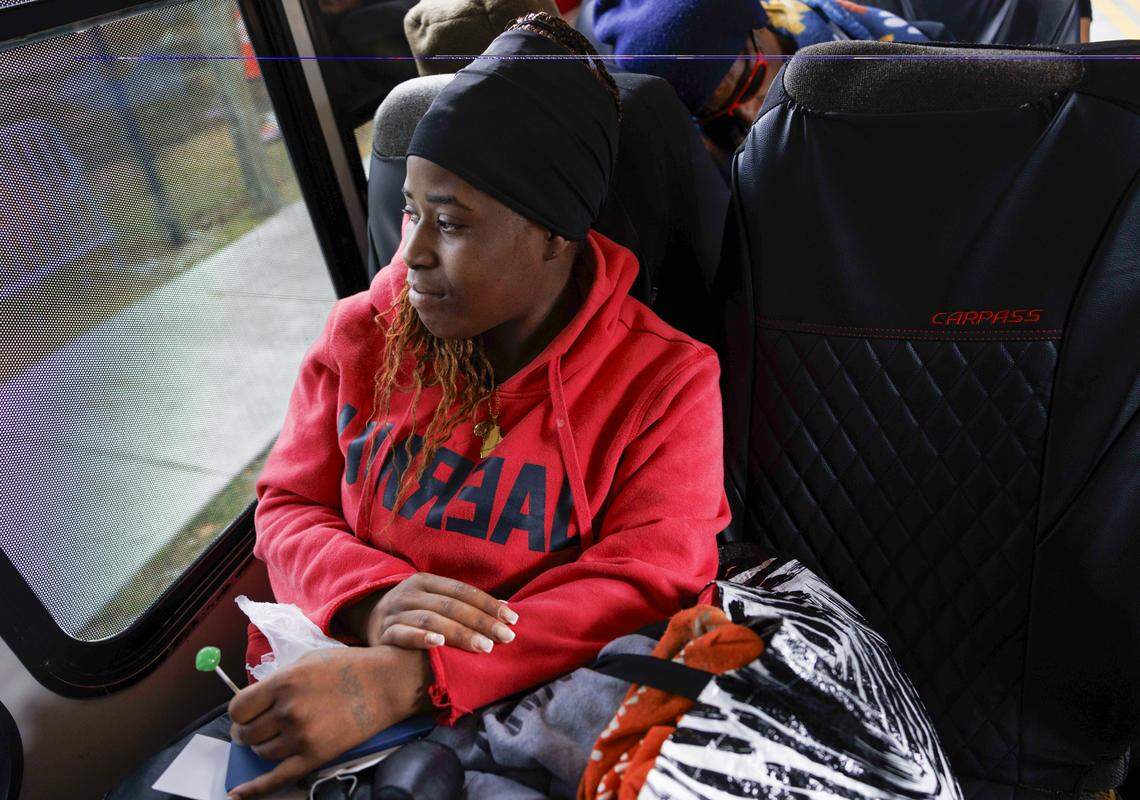 Vandella Brown sonríe por la ventana durante un viaje con Rotary Connection después de que le consiguieron una cama tras ser dada de alta de rehabilitación esa mañana sin tener a dónde ir el lunes 12 de enero de 2026, en Fort Lauderdale, Fla.