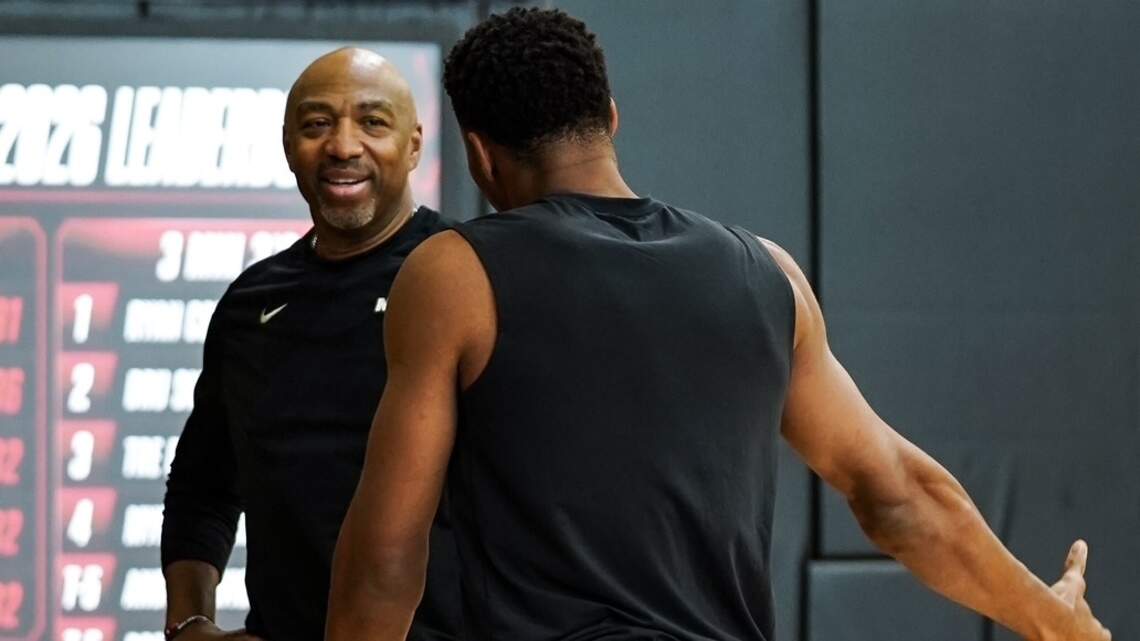 De tocar fondo a la gloria: la inspiradora historia del mentor de Antetokounmpo que llega al cuerpo técnico del Heat