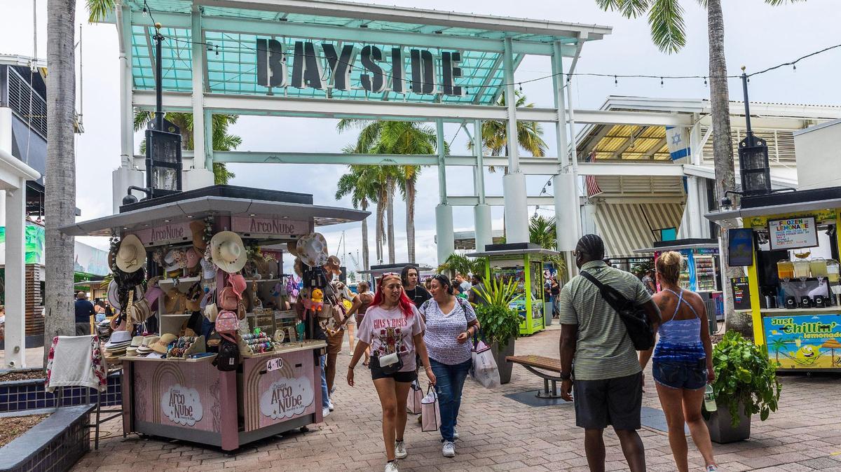 Turistas como estos el 19 de agosto de 2023 suelen visitar Bayside Marketplace, en el downtown de Miami, para disfrutar de una gran variedad de restaurantes, bares, tiendas, vistas panorámicas del horizonte y música en directo.