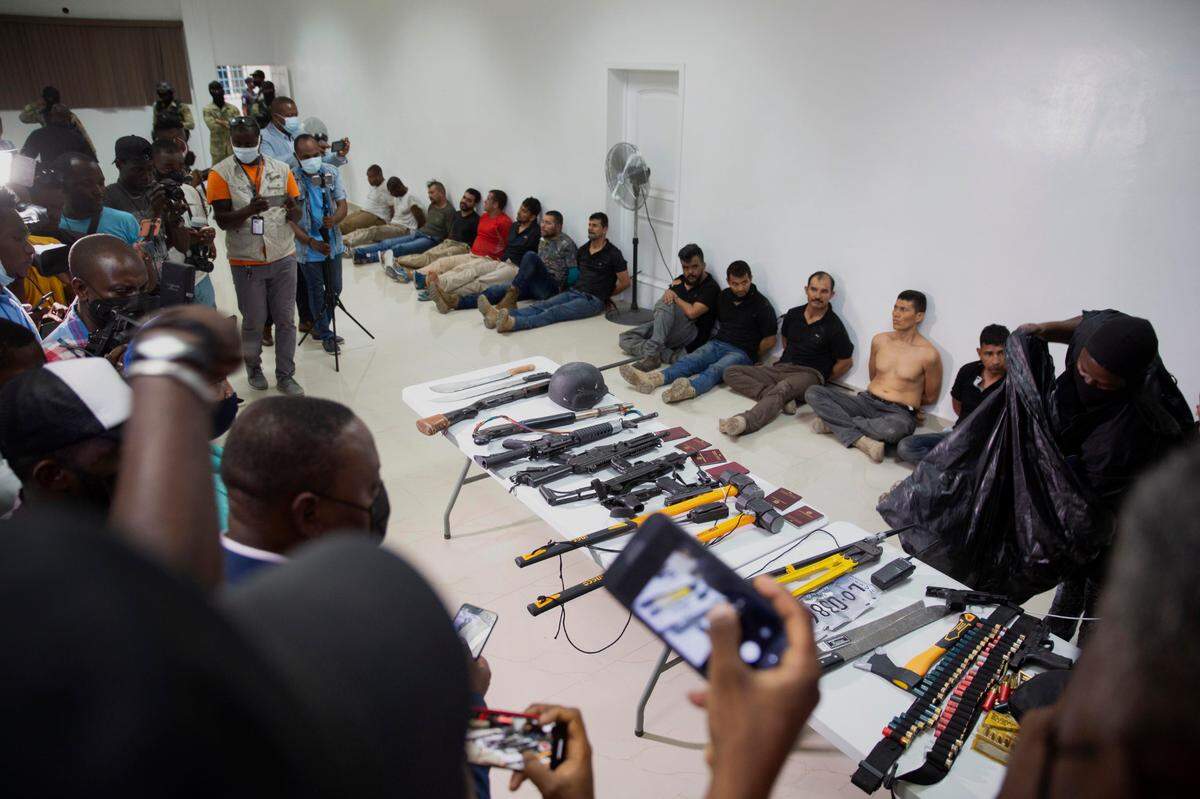 En esta foto de archivo del 8 de julio de 2021, los sospechosos del asesinato del presidente de Haití, Jovenel Moïse, se muestran a los medios, junto con las armas y el equipo que presuntamente usaron en el ataque, en la sede de la policía en Puerto Príncipe, Haití.