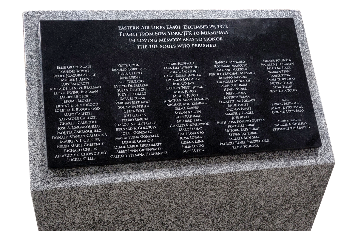 El monumento de granito, que se inaugurará en Miami Springs el 29 de diciembre con motivo del 50 aniversario del accidente, lleva grabados los nombres de los fallecidos.