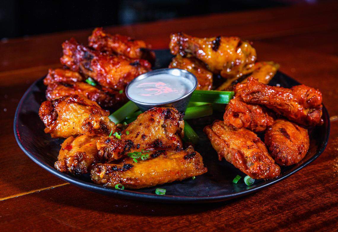 El menú del nuevo local de Black Market Miami en Bayside será similar al de su primer bar deportivo, y eso significa alitas.