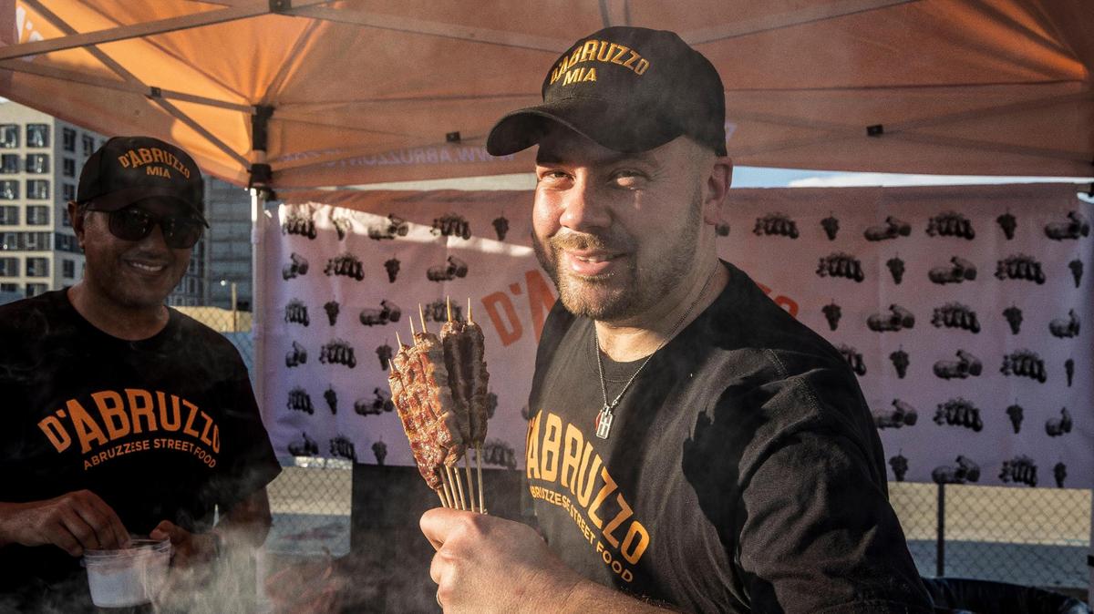 Tommaso Conte, chef y fundador de D’Abruzzo NYC, muestra unas brochetas de cordero en Smorgasburg Miami. Pedro Portal pportal@miamiherald.com