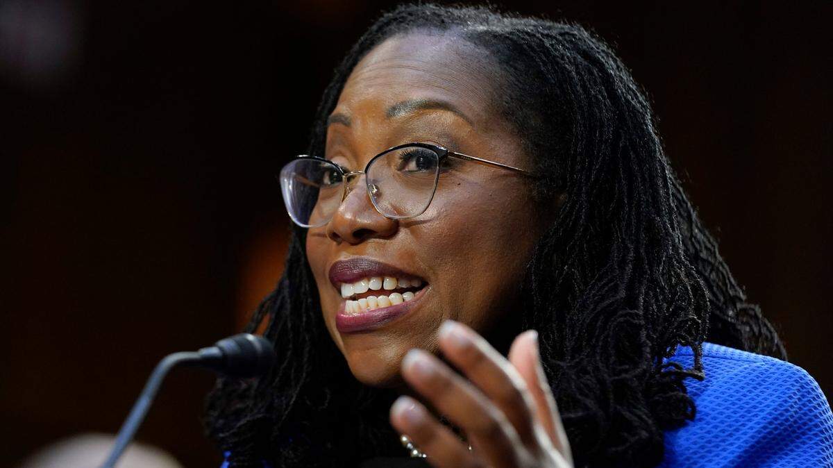 La jueza Ketanji Brown Jackson, candidata a la Corte Suprema,  habla en su audiencia de confirmación ante la Comisión Judicial del Senado en el Capitolio, en Washington el 23 de marzo de 2022.