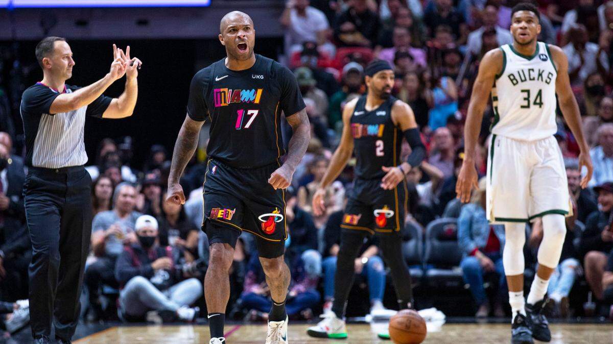 El alero del Heat P.J. Tucker reacciona después de anotar durante el último cuarto de un partido contra los Milwaukee Bucks en el FTX Arena de Miami, Florida, el miércoles 8 de diciembre de 2021.