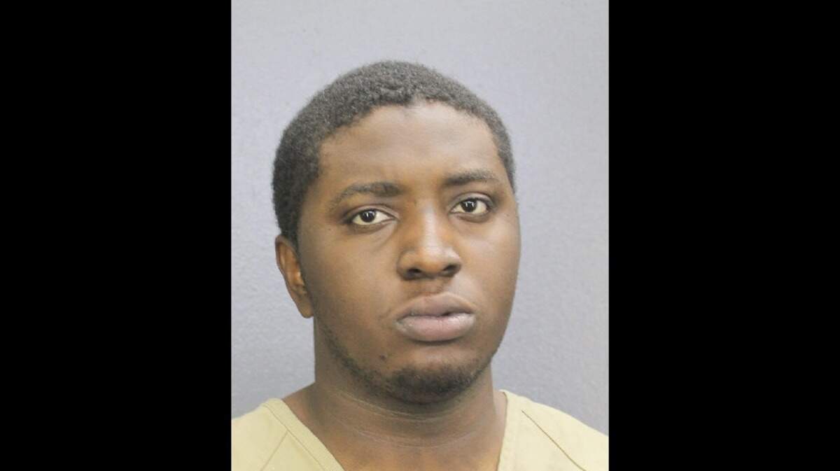 Hallandale Beach officer says car chase suspect had an AR-15 | Miami Herald