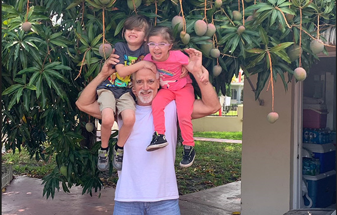 Juan Llanes con sus nietos.