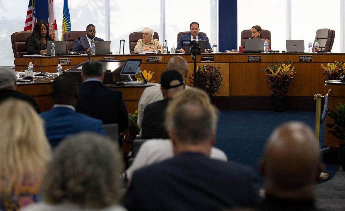 Comisionados de la ciudad hablan durante una reunión el martes 16 de mayo de 2023, en el Ayuntamiento de North Miami Beach. La reunión se llevó a cabo para determinar si Michael Joseph dejó vacante su escaño cuando infringió la asistencia a las reuniones de la ciudad en la carta constitutiva.