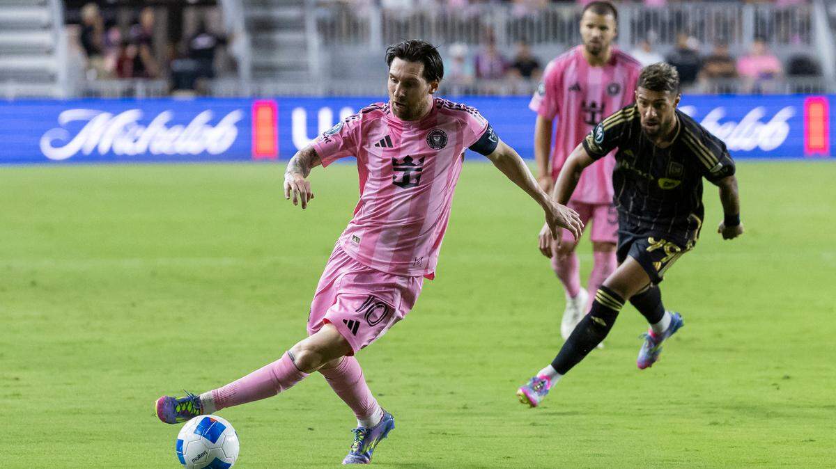 El delantero del Inter Miami Lionel Messi (10) controla el balón mientras el delantero de Los Angeles FC Denis Bouanga (99) defiende en la segunda mitad de su partido de fútbol de vuelta de cuartos de final de la Copa de Campeones de la Concacaf en el Chase Stadium el miércoles 9 de abril de 2025, en Fort Lauderdale, Florida.