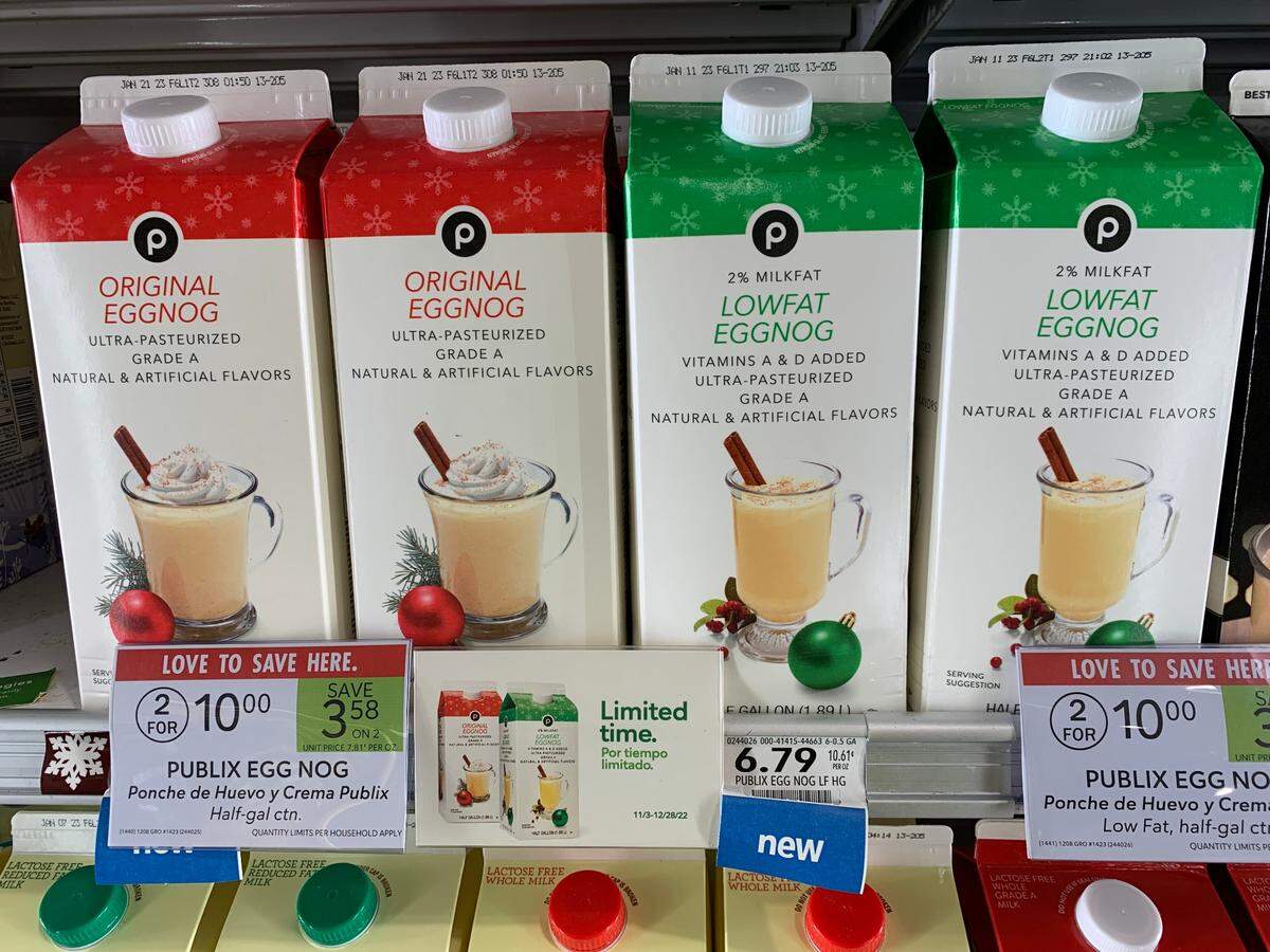 Los envases de medio galón de la marca Publix de su eggnog de temporada suelen costar $6.79 el cartón. Pero en el ubicado en Pinecrest, 13401 S. Dixie Hwy., el 12 de diciembre de 2022, la tienda tenía un especial de dos por $10, lo que suponía un ahorro de $3.58.