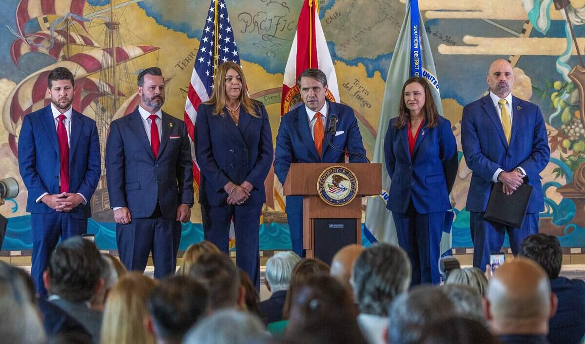 Penjabat Jaksa Agung Todd Blanche, diapit dari kiri - Jaksa Agung Florida James Uthmeier, Jaksa AS Jason A. Reding Quiñones, Presiden MDC, Madeline Pumariega, Senator AS Ashley Moody dan Wakil Direktur FBI Christopher G. Raia, mengumumkan dakwaan federal terhadap Raúl Castro atas penembakan dua pesawat Brothers to the Rescue pada tahun 1996, dalam sebuah acara untuk menghormati para korban peristiwa tragis itu, yang dirayakan di ikon tersebut Freedom Tower, di Miami, pada Rabu, 20 Mei 2026.
