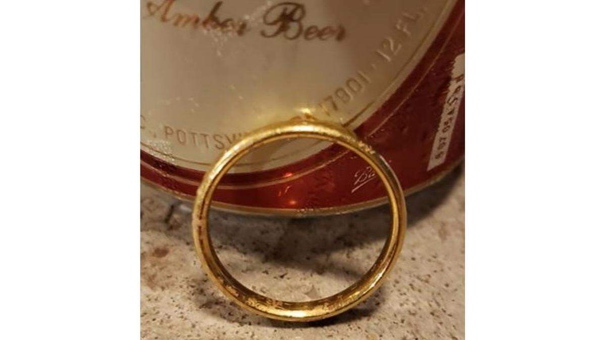 A Kentucky couple on vacation in Key West found this ring at the bottom of the ocean. They’re looking for its owner.