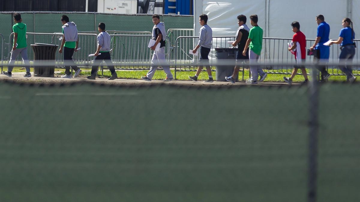 Los niños caminan a través del Refugio Temporal de Homestead para niños migrantes no acompañados en Homestead, Florida, el martes 19 de febrero de 2019. Miembros del Caucus Hispano del Congreso visitaron el refugio.