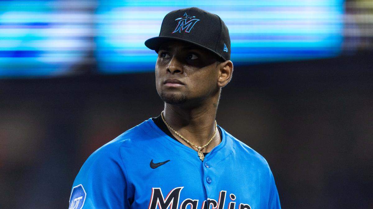 El derecho dominicano de los Marlins Edward Cabrera camina al dugout tras retirar sin problemas el tercer inning del partido ante los Mets de Nueva York, celebrado el 20 de septiembre de 2025 en Miami.
