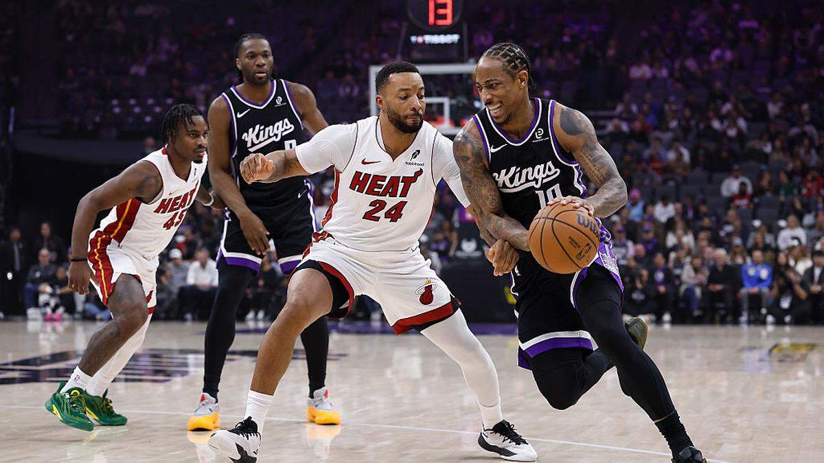 El jugador de los Kings DeMar DeRozan (der.) trata de pasar la marca de Norman Powell, del Heat de Miami, en el partido celebrado el  20 de enero de 2026 en Sacramento.