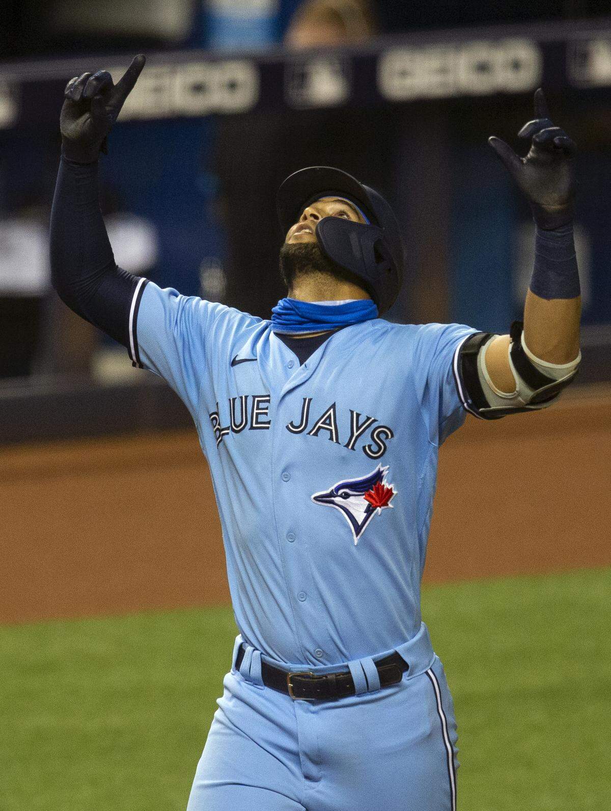 El jardinero izquierdo de los Toronto Blue Jays, Lourdes Gurriel Jr. (13), reacciona después de conectar un jonrón de dos carreras durante la quinta entrada de en el juego de béisbol contra los Marlins de Miami en el Marlins Park de Miami el miércoles 2 de septiembre de 2020.