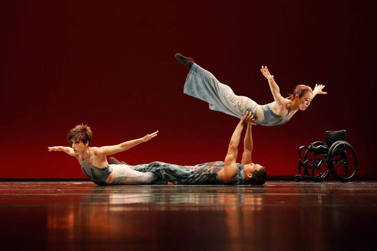 Karen Peterson Dancers Penelope Huerta, Sun Young Park, and Jesus Vidal perform “The Axis.”