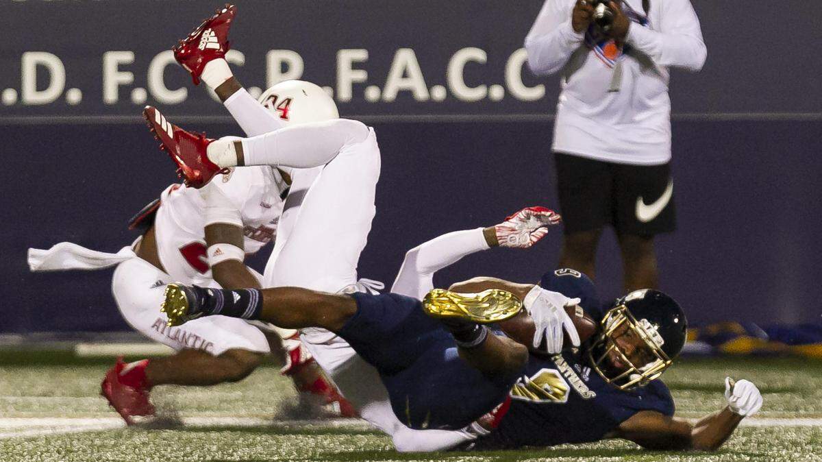 FIU wide receiver Bryce Singleton (9) catches a long pass against FAU in a game at FIU on Saturday, Nov. 3, 2018.