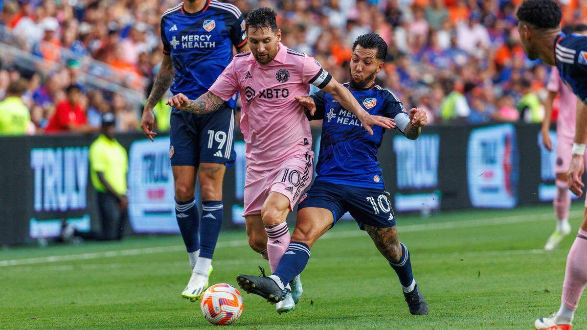 El delantero del Inter Miami Lionel Messi (10) conduce el balón ante el jugador del FC Cincinnati Luciano Acosta (10) en la semifinal de la US Open Cup en el estadio TQL el miércoles 23 de agosto de 2023 en Cincinnati, Ohio.