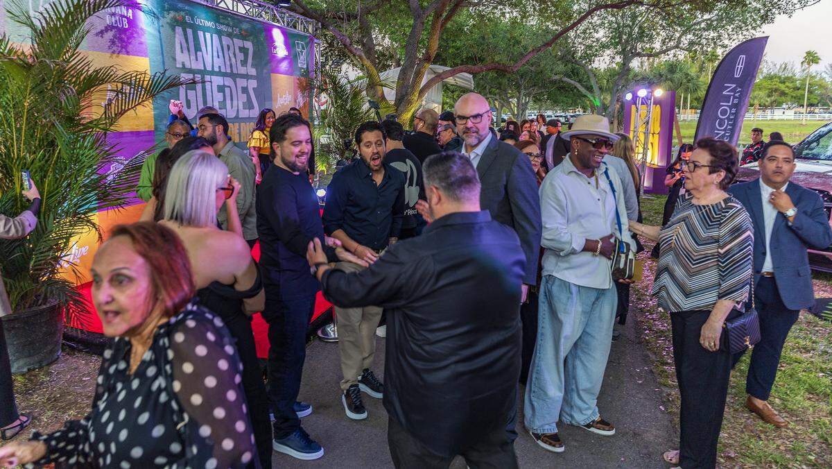   Attendees including “los Pichy Boys” (center), and comedic duo A Pair of Nuts arrive at “Muerto de Risa – El Último Show de Álvarez Guedes.” 
