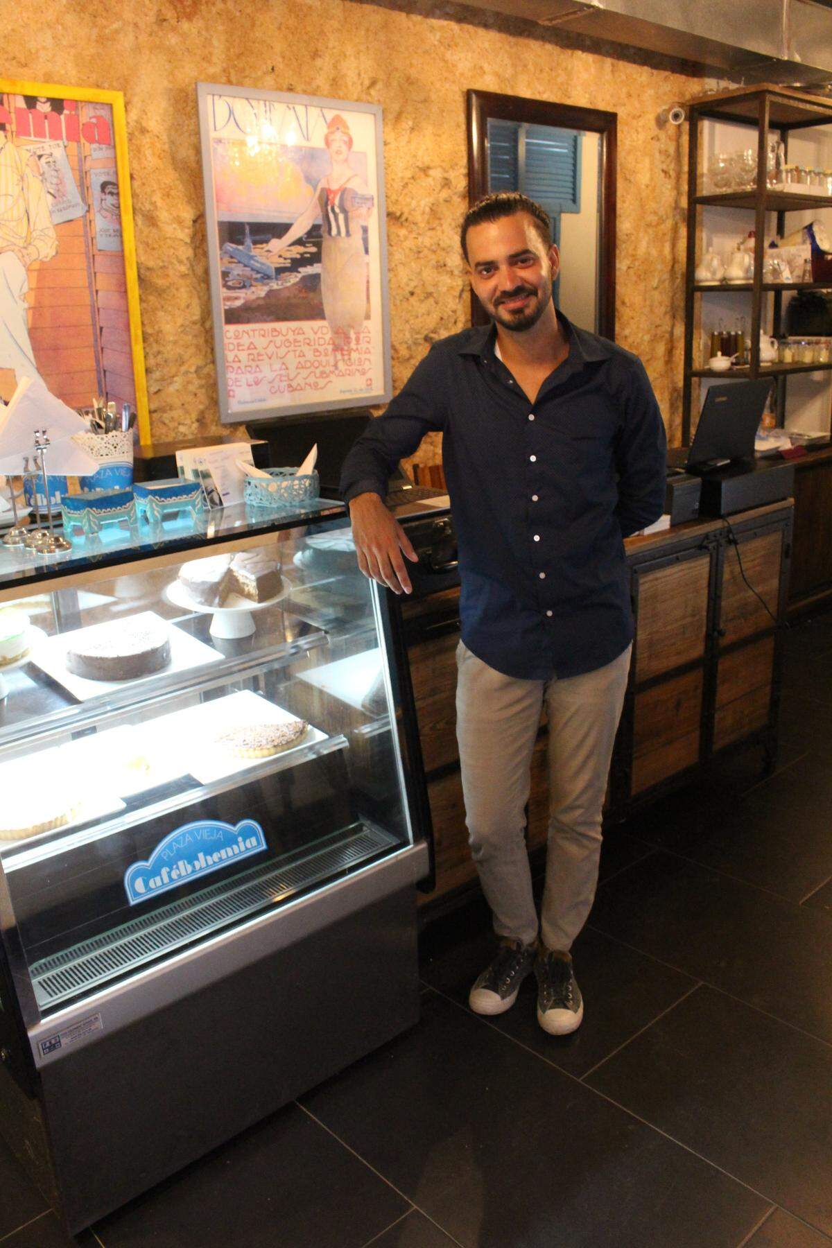 José Carlos Melo González, administrador de Café Bohemia, un restaurante privado cerca del puerto, dice que trabaja en una nueva estrategia de mercadotecnia desde que los pasajeros de los cruceros estadounidenses desparecieron.