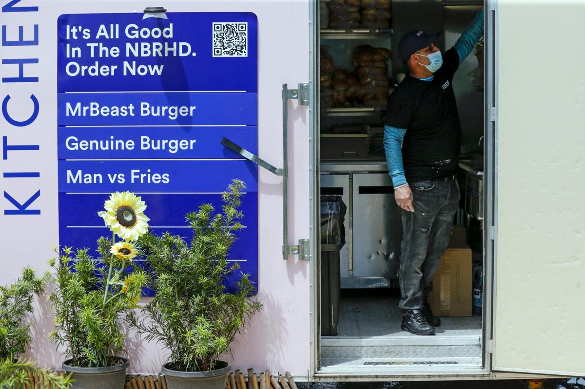 Manuel Diaz works during his shift at one of the NBRHD Kitchens trailers at the REEF Hub on 1420 SW First Ave. in Miami on Aug. 23, 2021.