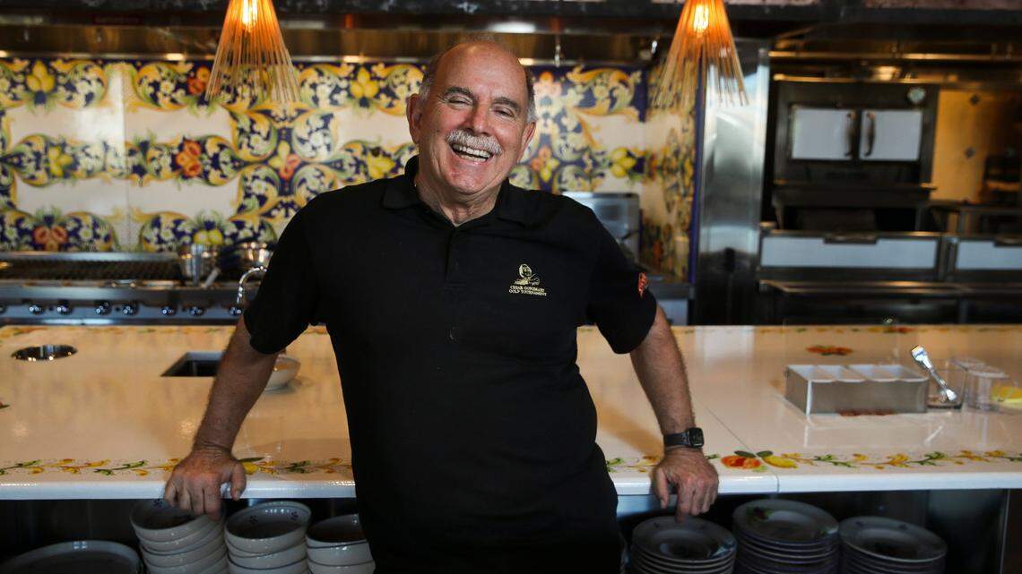 Richard Gonzmart, propietario de la icónica cadena de restaurantes Columbia en Tampa, quiere protecciones más fuertes para los migrantes que llevan años aquí. En la foto, está en Casa Santo Stefano, un restaurante que su familia abrió en 2020 en Tampa.